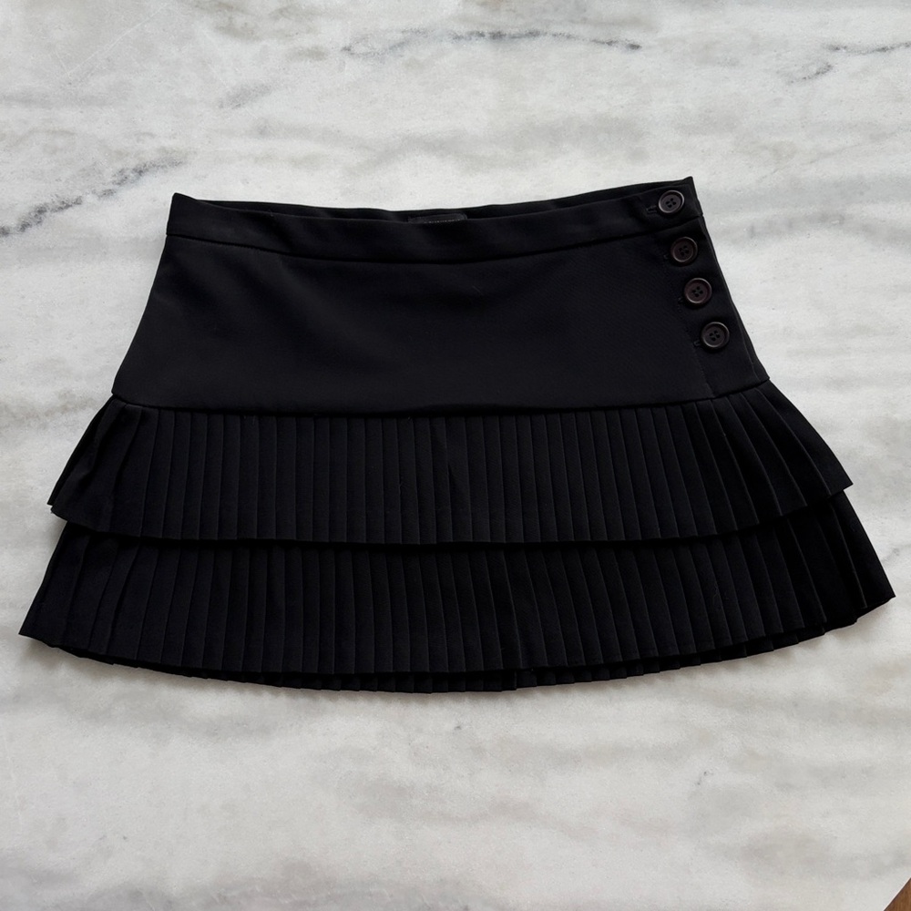 BCBGMAXAZARIA Elegant Black Pleated Skirt